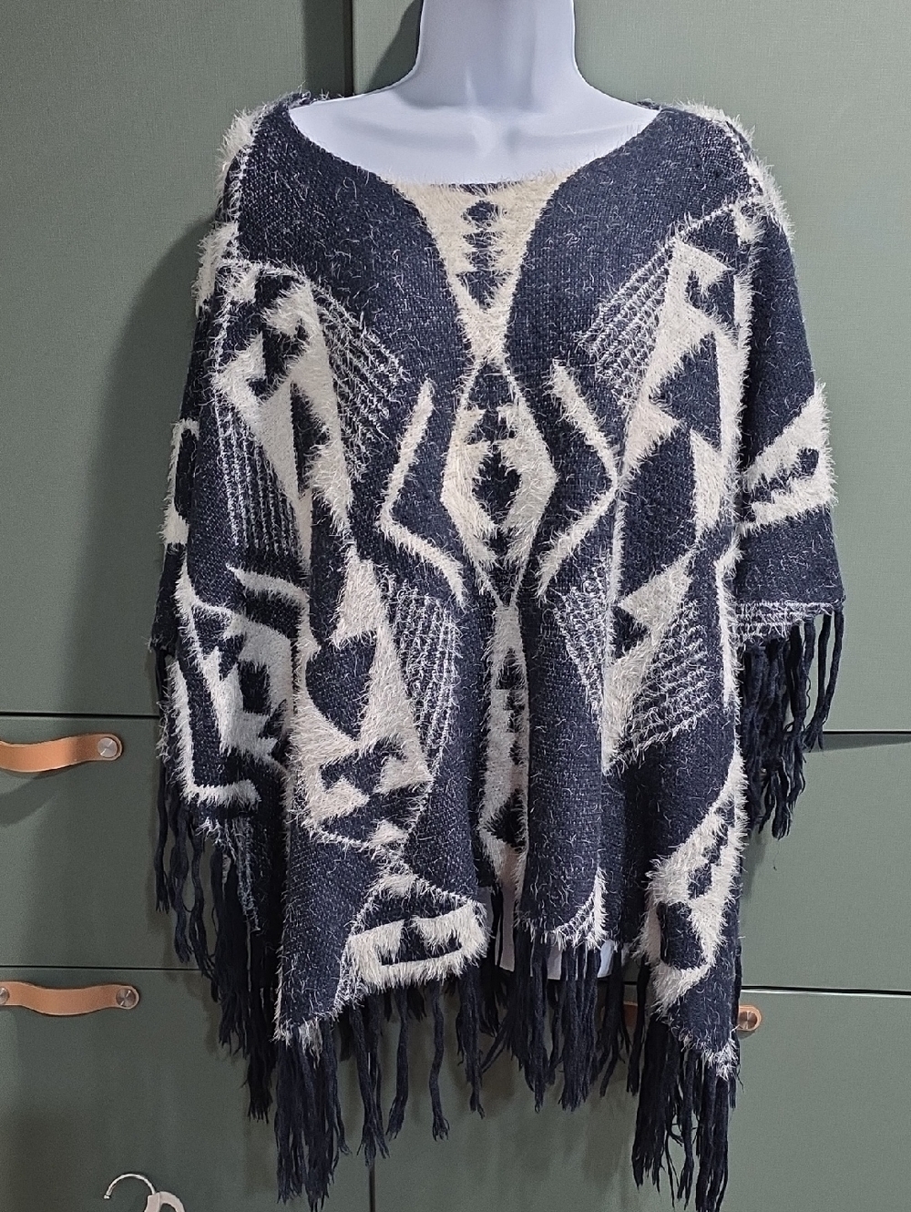 732 Full Tilt Geometric Aztec Southwestern Fringe Poncho Sweater Navy Blue White